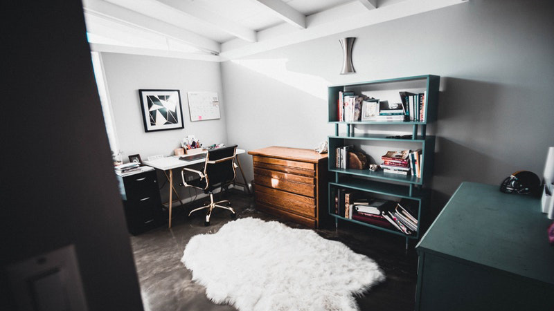 Service white floor rug
